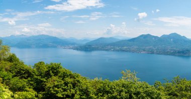 İtalya 'nın Verbania kentindeki Pollino köyünden Maggiore Gölü Panoraması