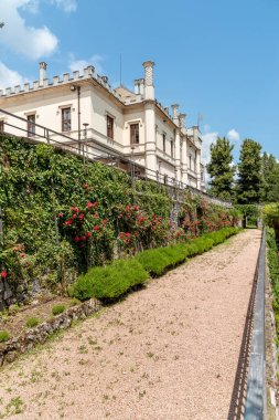 Castello dal Pozzo, Maggiore Gölü 'nde tarihi bir tatil beldesi, İtalya' nın Verbania eyaletinde yer alan Oleggio Castello köyünde.