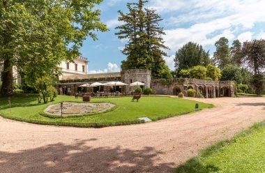 Castello Dal Pozzo Parkı, Maggiore Gölü üzerinde tarihi bir tatil beldesi, İtalya 'nın Verbania, Verbania, Oleggio Castello köyünde yer almaktadır.