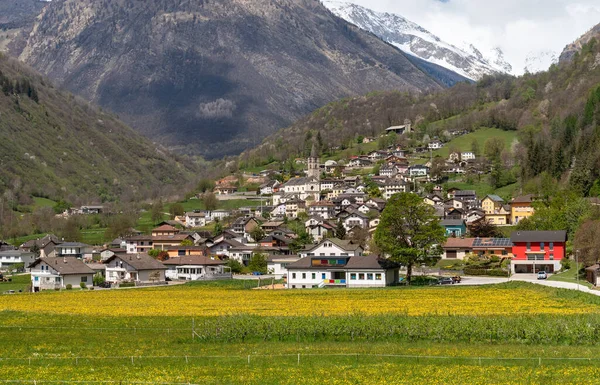 Вид Маленькую Деревню Аквила Является Частью Швейцарского Муниципалитета Бленио Кантон — стоковое фото