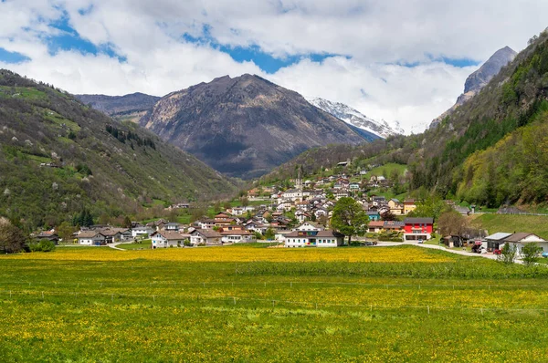 阿奎拉小村是瑞士提契诺州布莱尼奥市的一小部分 — 图库照片