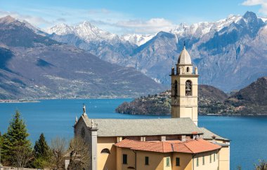 Vignola 'daki Como Gölü üzerindeki Sant Michele Kilisesi, Lombardy, İtalya