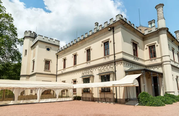 Castello dal Pozzo, Maggiore Gölü 'nde tarihi bir tatil beldesi, İtalya' nın Verbania eyaletinde yer alan Oleggio Castello köyünde.