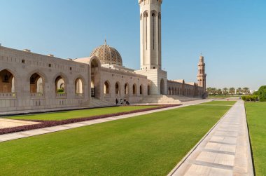 Muscat, Umman, Orta Doğu 'daki Sultan Qaboos Büyük Camii' nin Bahçeleri