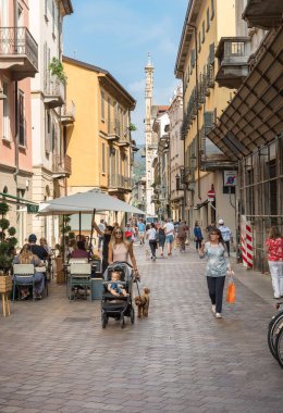 Como, Lombardy, İtalya - 5 Eylül 2022: Como 'nun tarihi merkezini ziyaret eden insanlar.