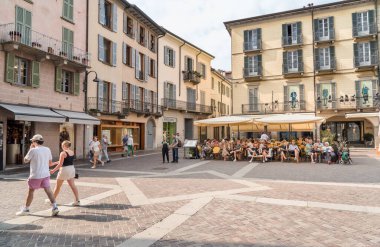 Como, Lombardy, İtalya - 5 Eylül 2022: Como 'nun tarihi merkezinde insanlar açık hava barının keyfini çıkarıyorlar.