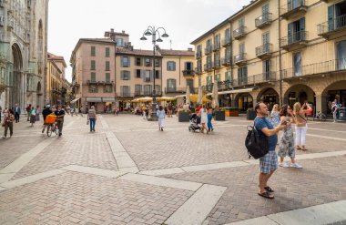 Como, Lombardy, İtalya - 5 Eylül 2022: Como 'nun tarihi merkezinde geleneksel İtalyan açık hava kafe ile Duomo Meydanı manzarası.