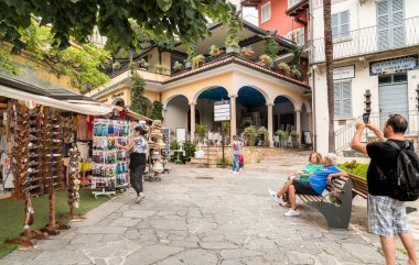 Isola Bella, Stresa, Piedmont, İtalya - 6 Eylül 2022: Maggiore Gölü üzerindeki Borromean Adalarından biri olan Isola Bella 'nın bar, restoran ve dükkanları ile tarihi merkez.