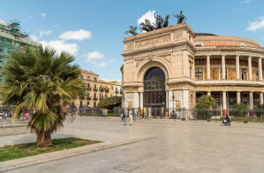 Palermo, Sicilya, İtalya - 7 Ekim 2017: Palermo 'daki Piazza Ruggero Settimo' da bulunan Garibaldi Tiyatrosu.