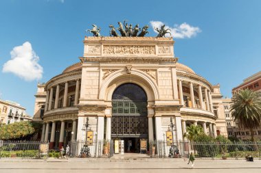 Palermo, Sicilya, İtalya - 7 Ekim 2017: Palermo, Sicilya, İtalya 'daki Piazza Ruggero Settimo' da bulunan Garibaldi Tiyatrosu