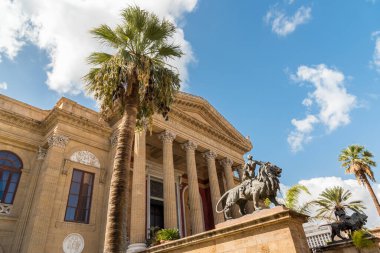 Massimo Vittorio Emanuele Tiyatrosu 'nun Palermo, Sicilya, İtalya' daki aslan heykeli manzarası.