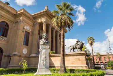 Massimo Vittorio Emanuele Tiyatrosu. Giuseppe Verdi 'nin büstü önde. Palermo, Sicilya' daki Verdi Meydanı 'nda.