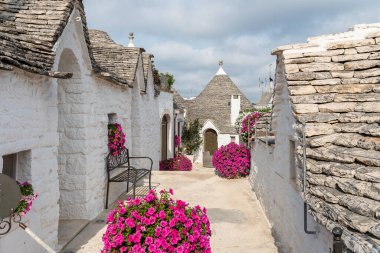 Güney Puglia, İtalya 'da Alberobello' nun tipik kireçtaşı evleri.