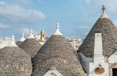 Trulli 'nin çatıları, Güney Puglia, İtalya' daki Alberobello 'nun tipik kireçtaşı evleri.