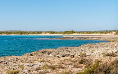 Punta prosciutto 'dan İyon denizinin manzarası, Lecce, Puglia, İtalya