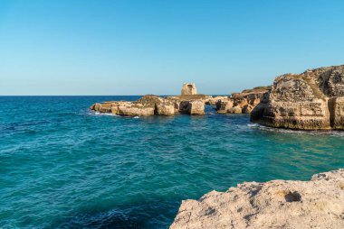 Adriyatik Denizi manzarası Roca Vecchia, Lecce ili, Puglia, İtalya