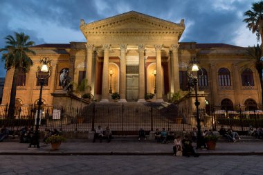 Palermo, Sicilya, İtalya - 5 Ekim 2017: Palermo 'daki Massimo Vittorio Emanuele Tiyatrosu' nun gece manzarası.