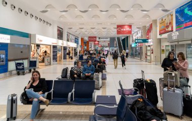 Bari, Puglia, İtalya - 2 Ekim 2023: Bari Karol Wojtyla Uluslararası Havalimanı 'nda uçuş bekleyen yolcular.