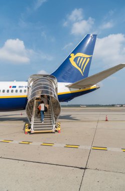 Ferno, Milan-Malpensa, İtalya - 3 Ekim 2023: Düşük maliyetli havayolu şirketi Ryanair 'de yolcu alımı Milano-Malpensa Uluslararası Havaalanı Terminali 1.