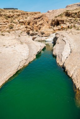 Umman Sultanlığı çölündeki Wadi Bani Khalid vahasının manzarası..
