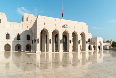 Muscat, Umman - 11 Şubat 2020: Muscat Kraliyet Opera Binası 'nın cephesi Muscat' ta Umman 'ın ulusal bayrağı, Umman Sultanı