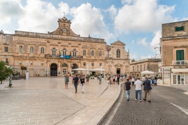 Ostuni, Puglia, İtalya - 5 Ekim 2023: Ostuni 'nin tarihi merkezinde belediye sarayı bulunan merkez meydan.