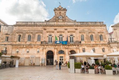 Ostuni, Puglia, İtalya - 5 Ekim 2023: Ostuni 'nin tarihi merkezinde Özgürlük Meydanı' ndaki Belediye Sarayı.