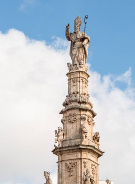 İtalya 'nın Puglia eyaletinin Brindasi ilindeki Liberty Meydanı' ndaki Saint Oronzo sütununun görüntüsü