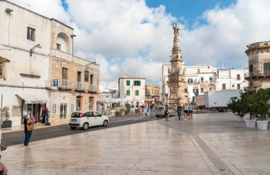 Ostuni, Puglia, İtalya - 5 Ekim 2023: Ostuni 'nin tarihi merkezinde Aziz Oronzo sütununun bulunduğu merkez meydan.
