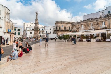 Ostuni, Puglia, İtalya - 5 Ekim 2023: Ostuni 'nin tarihi merkezinde Aziz Oronzo sütununun bulunduğu merkez meydan.