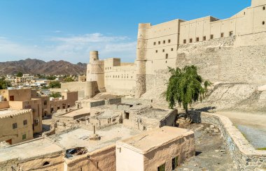 Umman Sultanlığı 'ndaki Djebel Akhdar' ın eteğindeki Bahla Kalesi. Unesco Dünya Mirası Sitesi.
