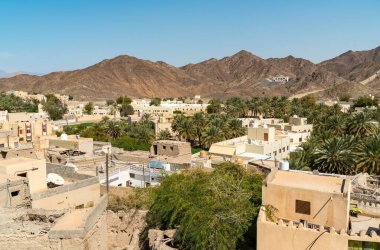 Umman Sultanlığı 'ndaki Djebel Akhdar' ın eteğindeki eski Bahla kasabasının manzarası. Unesco Dünya Mirası Sitesi.