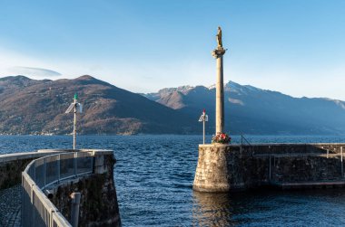 Luino Madonnina heykeli ile eski liman, Maggiore Gölü kıyısında bulunan, İtalya