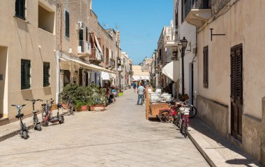Favignana, Trapani, İtalya - 22 Eylül 2016: Sicilya 'daki Favignana adasında tipik Akdeniz evlerine sahip şehir caddesi.