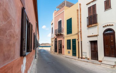 Sicilya 'daki Favignana adasında tipik Akdeniz evlerine sahip şehir sokağı, Trapani, İtalya
