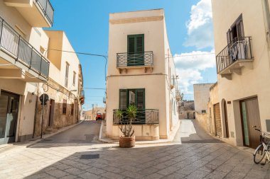 Sicilya 'daki Favignana adasında tipik Akdeniz evlerine sahip şehir sokağı, Trapani, İtalya