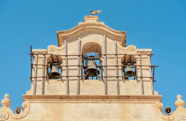 Trapani, Sicilya, İtalya 'daki tarihi Favignana adasının merkezindeki Madrice Kilisesi manzarası