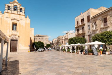 Favignana Adası, Trapani, İtalya - 22 Eylül 2016: Sicilya Denizi 'ndeki Egadi Adaları, Favignana Adası' nın tarihi merkezi.