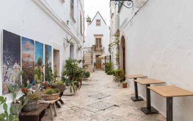 Locorotondo 'daki karakteristik dar sokaklar, Puglia, İtalya' daki Bari metropolü.
