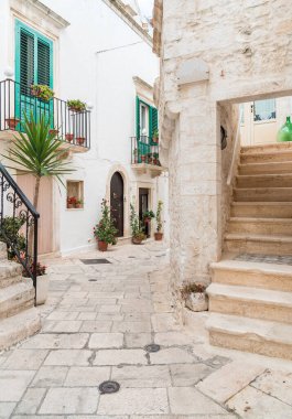 İtalya 'nın Puglia kentindeki Locorotondo, Bari' deki karakteristik dar sokaklar.