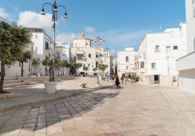 Polignano a Mare, Puglia, İtalya - 4 Ekim 2023: Bari ilinin Polignano a Mare köyünde bar ve restoranların bulunduğu meydan.