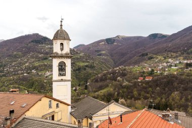 Ramponio Verna 'daki Saint Benedetto Kilisesi' nin çan kulesi, Como, Lombardy, İtalya