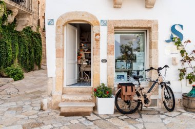 Polignano a Mare, Puglia, İtalya - 4 Ekim 2023: Polignano a Mare köyünün merkezinde karakteri olan Dar Sokak.