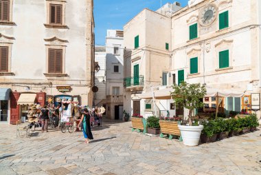Polignano a Mare, Puglia, İtalya - 4 Ekim 2023: Polignano 'da karakteristik dükkanları olan tarihi merkez, Bari ili Mare köyü.