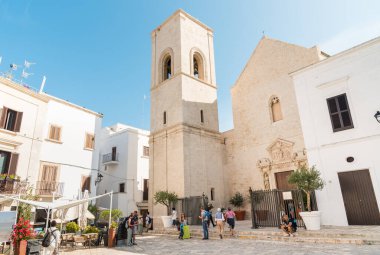 Polignano a Mare, Puglia, İtalya - 4 Ekim 2023: Polignano a Mare 'nin tarihi merkezinde Aziz Maria Assunta Kilisesi.