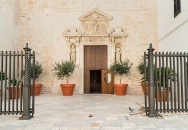 Polignano a Mare, Puglia, İtalya 'nın tarihi merkezinde Aziz Maria Assunta Kilisesi.