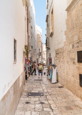 Polignano a Mare, Puglia, İtalya - 4 Ekim 2023: Polignano 'da karakteristik dükkanları olan tarihi merkez, Bari ili Mare köyü.