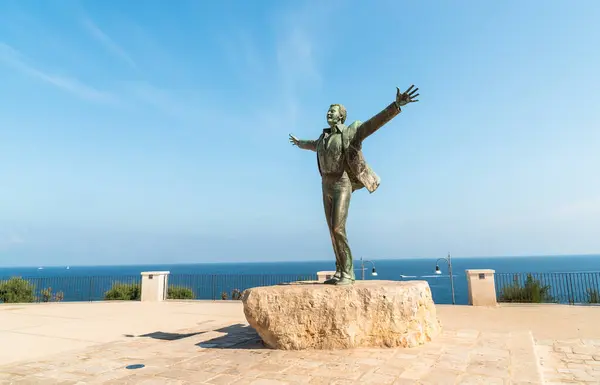 Bronsskulptur Till Domenico Modugno Italiensk Musiker Och Politiker Vid Havet Stockfoto