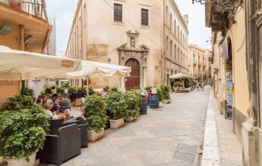 Trapani, Sicilya, İtalya - 20 Eylül 2016: Trapani 'nin tarihi merkezinde açık hava barları bulunan sokak.
