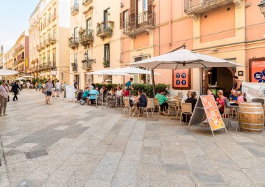 Trapani, Sicilya, İtalya - 20 Eylül 2016: Trapani 'nin tarihi merkezinde açık hava barları bulunan sokak.
